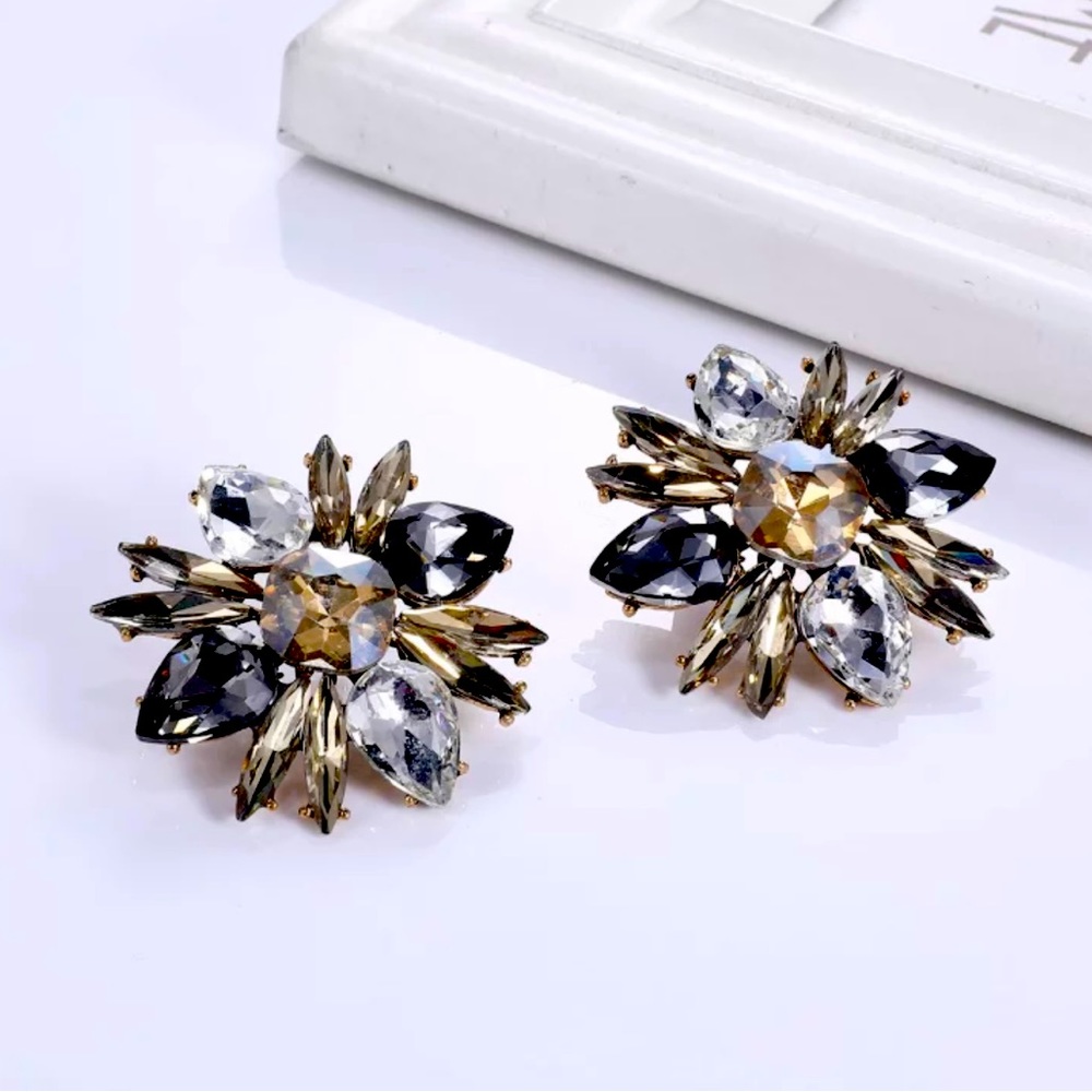 Black flower rhinestones earrings